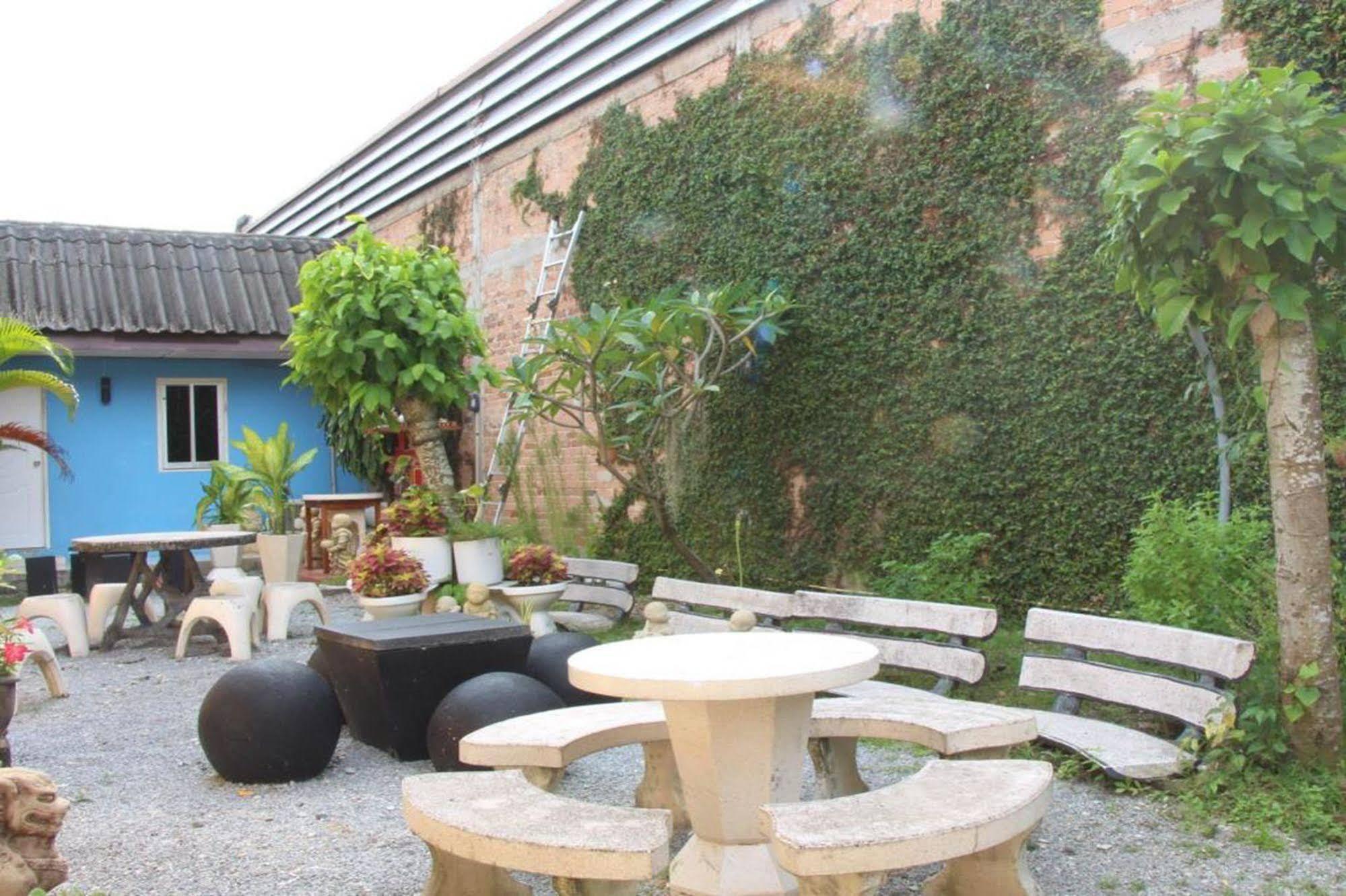 Oyo 1054 Phuket Backpacker Hostel Exterior foto