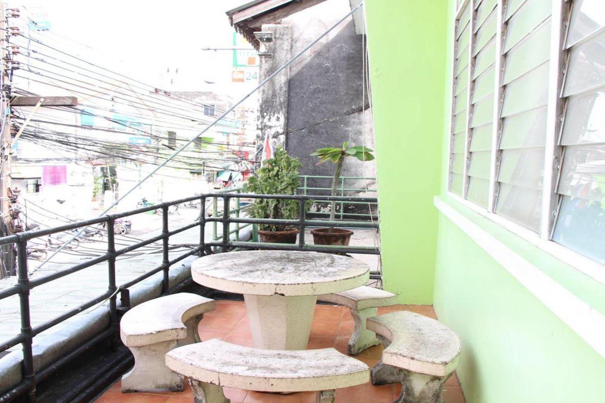 Oyo 1054 Phuket Backpacker Hostel Exterior foto